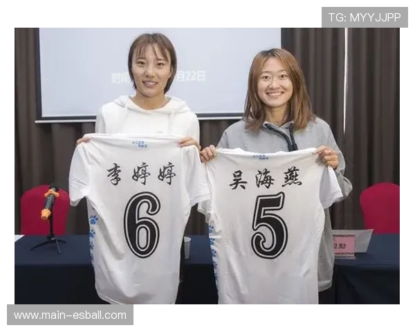 吴海燕高举冠军奖杯武汉女足登顶亚洲赛场全场欢腾庆荣耀时刻 吴海燕高举冠军奖杯武汉女足登顶亚洲赛场全场欢腾庆荣耀时刻